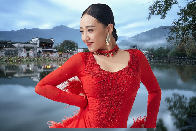 陈佳音对着若依一笑，那笑容让若依一时间竟然有点痴了