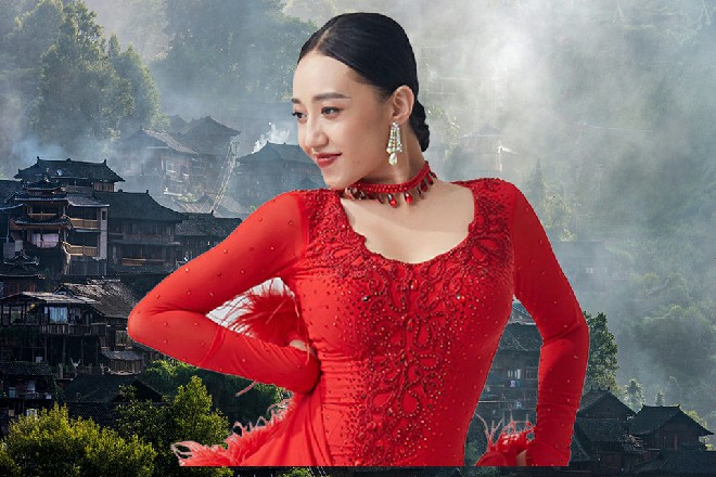 若依坐回到车里，一旁的郑鹏看着他，眼睛里都是小星星