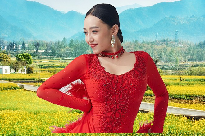 李华正快活呢，那少妇在他身上不断地耸动，甩着一头黑发