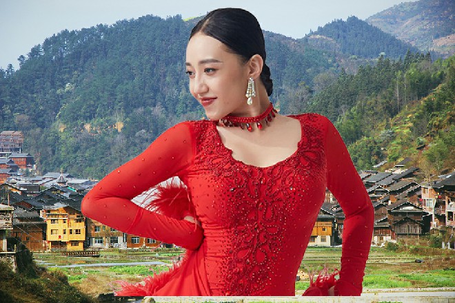 金发美女轻轻整理了一下自己的头发，现在，我只是个罪人