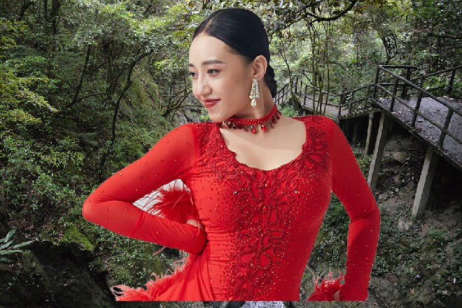 他走到商场门口，惊讶地发现门口站着的旗袍模特十分眼熟