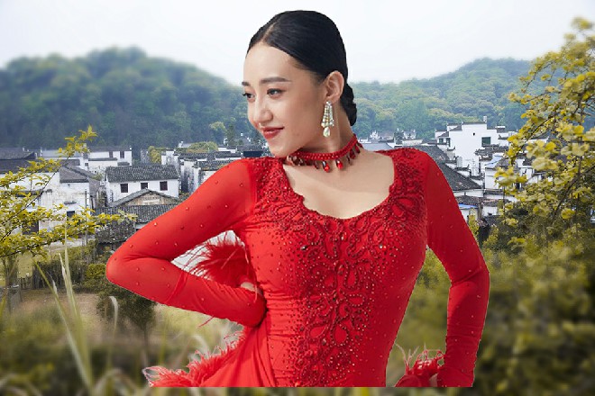 红色妖姬毫不客气地说道：罗莉，你配合大毛，把这些杂草除掉