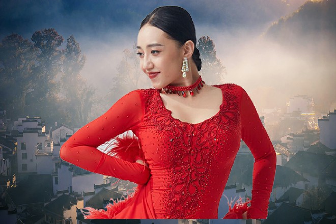 她的动作十分轻盈，不知道的人，还以为她在弹琴一般