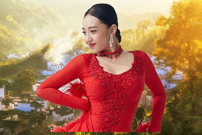 他上身是人类，下身则是龙爪，身上还缠绕着一些火焰