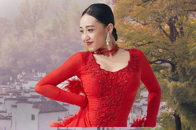 伊轩点点头，然后给了朱雀一个眼神，随后打了个响指
