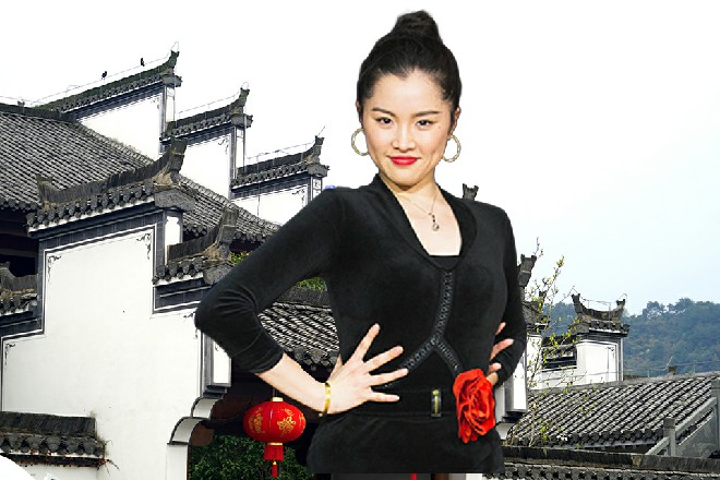 此时东殿前面的小操场上，已经围了不少大大小小门派的人
