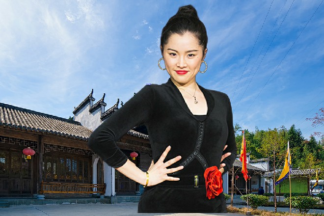 苏曼s皱起眉头来，他一只手压在了王玥的身上，把她按了下去