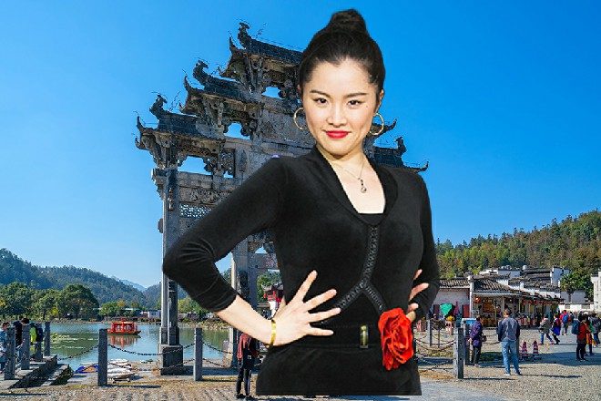孕妇一个劲地叫唤，也是满身的冷汗，估计痛的够呛