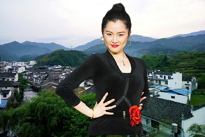 伊轩忽然一跳，直接抓着矮个子，把他狠狠压在了地上