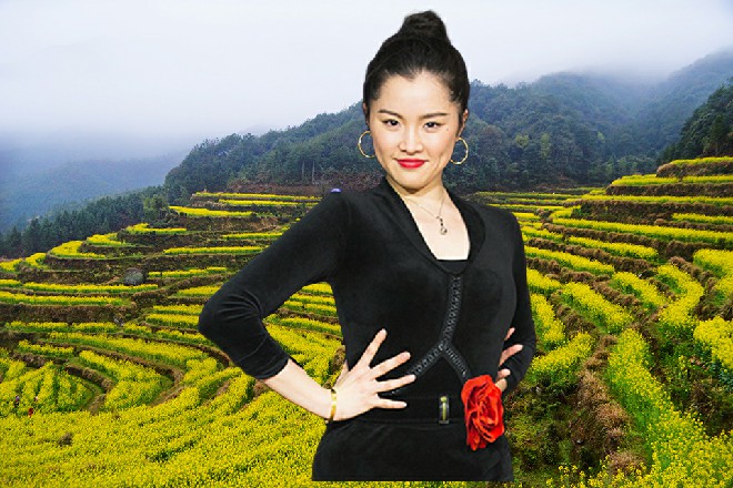 看到如此貌美如花的女人，皮尔斯也不得多看了两眼