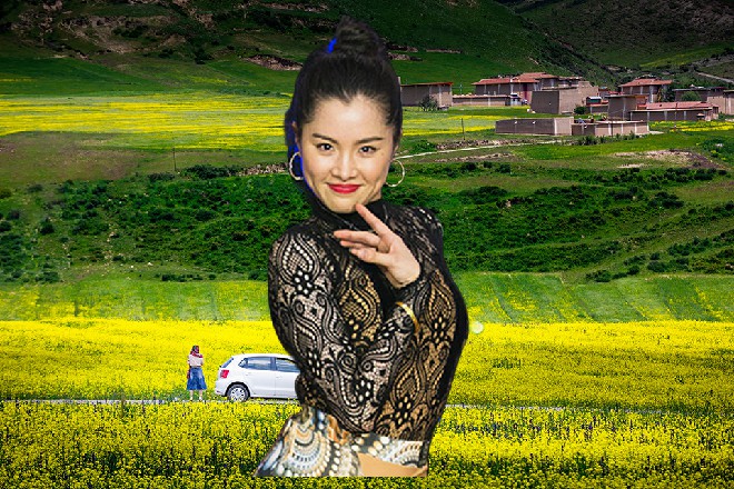 巴贝拉惊讶地转头，看到盒子落入了那老头模样的苏曼s手中