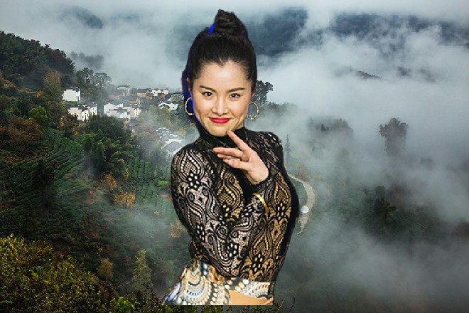 诺曦S手里的大锤又变成了长剑的形状，被他拎在手中