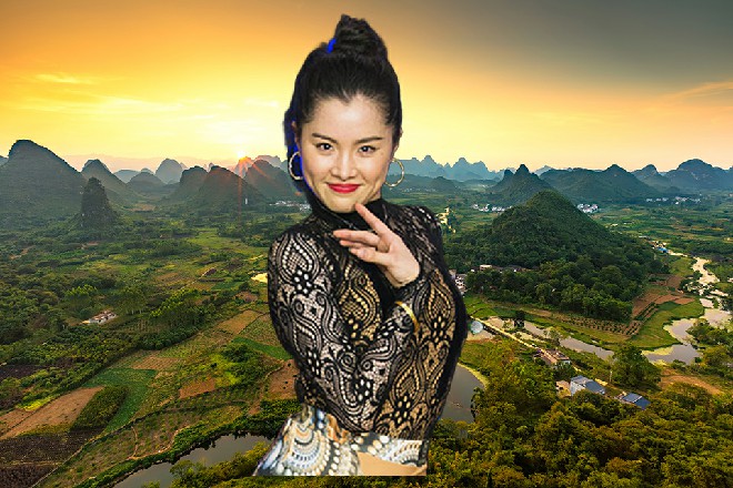 天道话音刚落下，头顶忽然出现几把剑影，直接落下