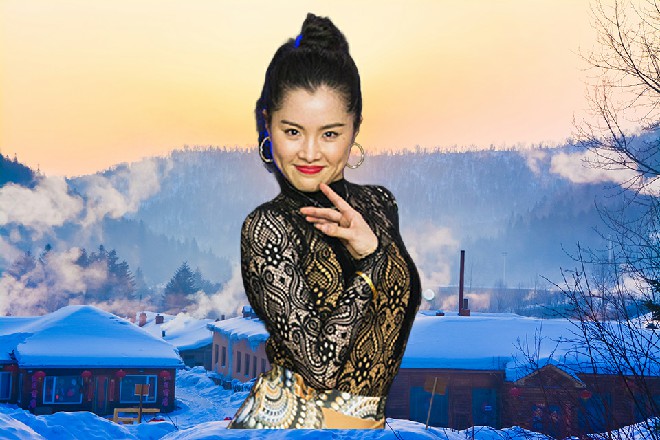 但伊轩站在原地，一步未动，只是右手一抬，伸手一拍