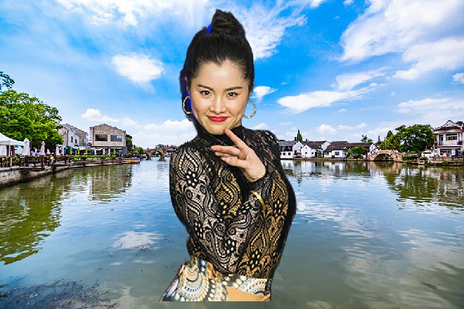 他连忙搀扶起坐在地上的中年男子，一个劲地嘘寒问暖