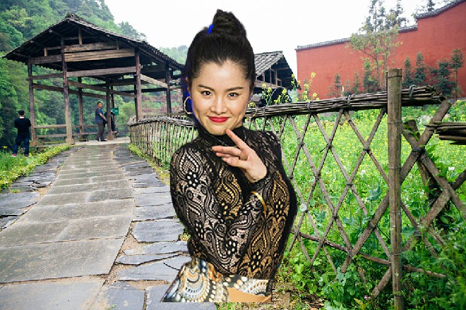 红色妖姬似乎很享受这种目光，也是第一次学会享受这样的目光