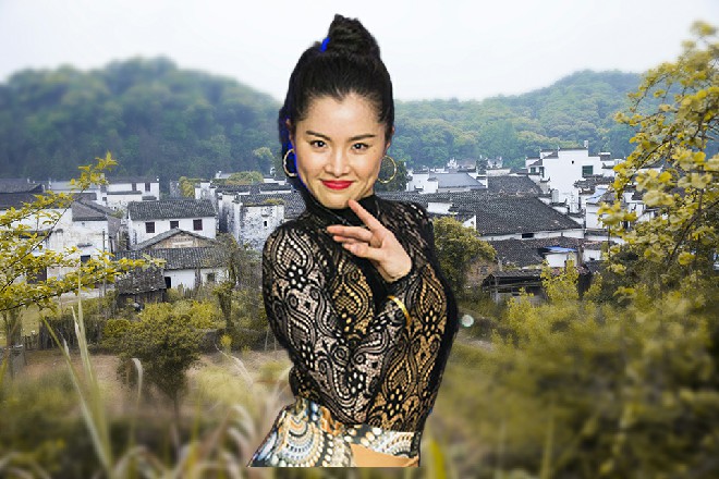 天道身体轻轻站了起来，站在那天台上，衣摆随着风舞动