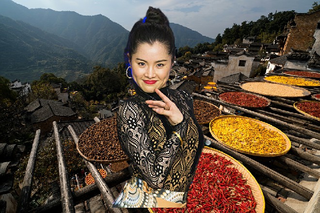 领头的是一个女人，一头火红的长发，胸前的编号为005