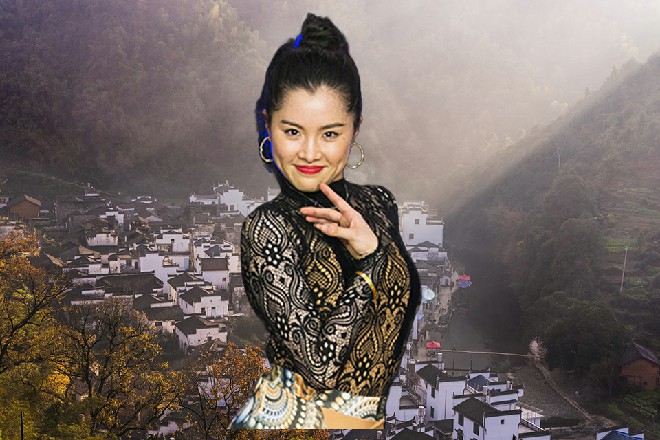 又是三声脆响，这三颗子弹直接被红色妖姬手中的荧光棒给击飞