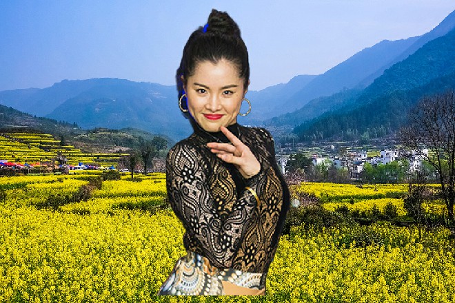 龟哥忽然又拎起刚才掉在地上的砍刀，向着红色妖姬就冲了过来