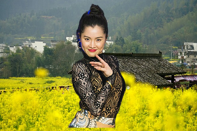 哈比不断地捏着手掌，但无论他怎么用力，红色妖姬依然淡然