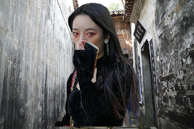 龙娇娇脸色有点苍白地看着红色妖姬，她心头隐隐有不妙的感觉
