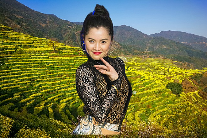 他身上肌肉线条分明，就算王玥也忍不住多看了两眼