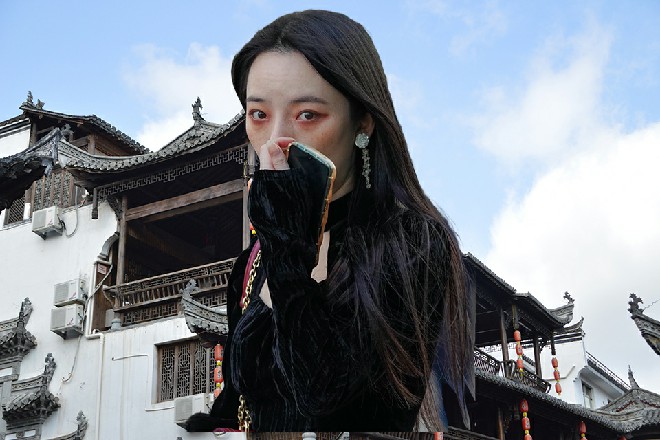 那恶鬼转过身来，望着红色妖姬，血盆大口里发出刺耳的笑容