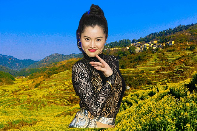 伊轩学着之前那个光头大汉的话，惹来女中间人的笑声