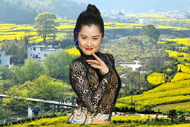 电话里传出一个有点沙哑的声音来，带着一丝掩饰不住的兴奋