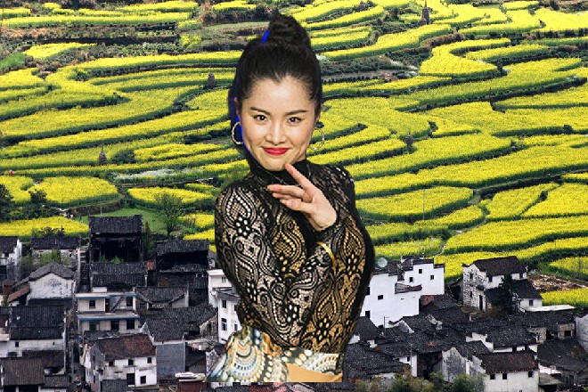 一个三十多岁的女人赶忙走了过来，把这小女孩给抱走了