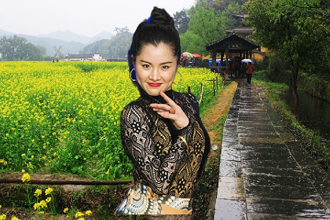 桌子旁正在吃火锅的人都停了下来，惊讶地看着青梅