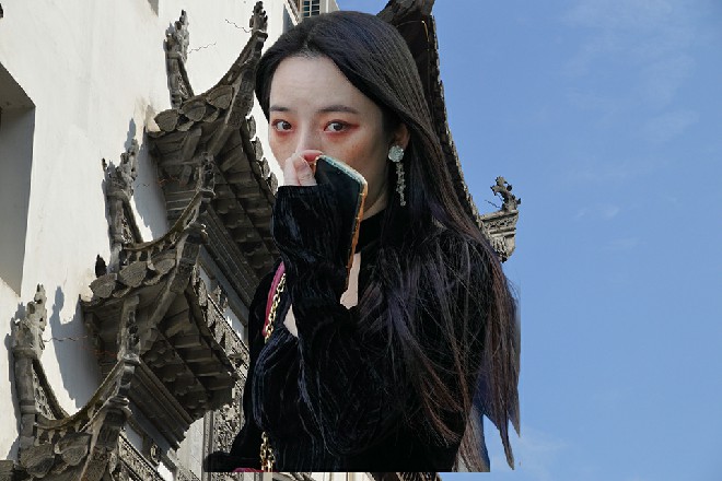 左京华从地上一跃而起，然后一拳再次向着若依当头砸下