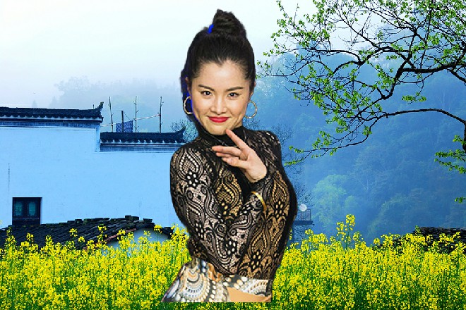罗芙竟然收回了自己的无双剑，插回到背后的黑色剑鞘当中