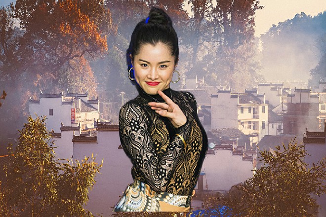 烈日战士的火焰剑已经到了红色妖姬的身前，被红色妖姬闪身躲开