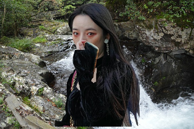 容小薰站在后面，满满的安全感，同时又有那么一点担心