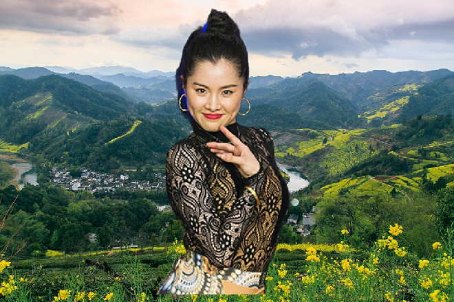 金大衣说着，突然闪电般地伸出手来，拍在了苏曼s的额头上
