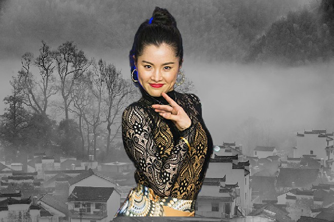 宋妮似乎有点紧张，跟红色妖姬道了个别，转身跟着同伴就走了