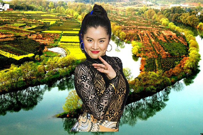 一个保镖的身影撞断了大门，砸了进来，摔在三个人面前