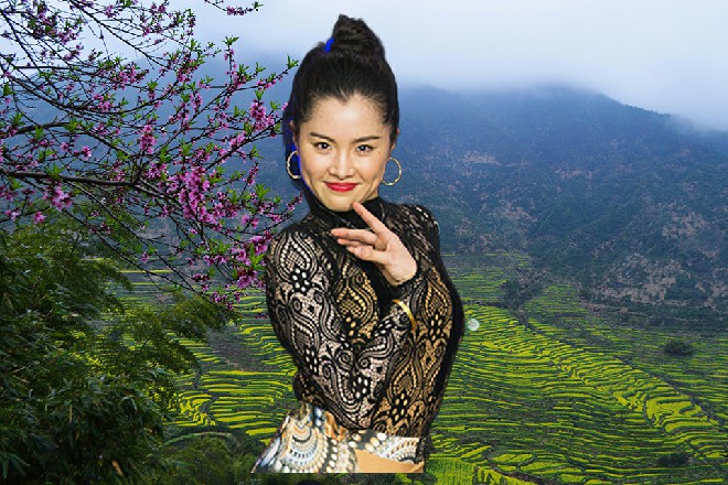 伊轩一边用雨伞挡住暗器，一边还要阻挡公孙雕的飞刀