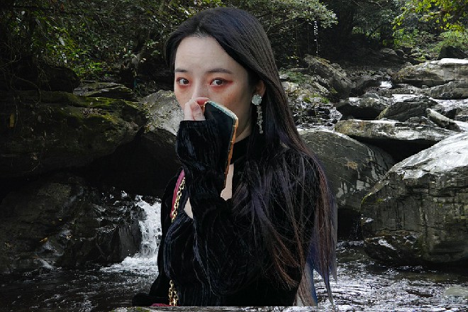 美女连忙继续扣动扳机，一道道激光向着奇美拉射了过去