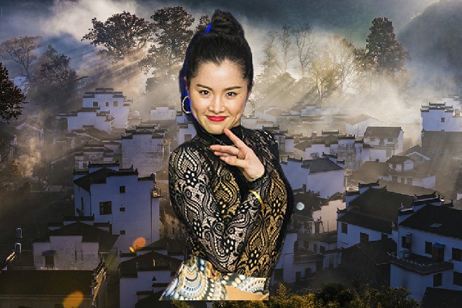 红色妖姬甩了甩有些酸麻的手臂，这龙枭涯的一拳果然不是盖的