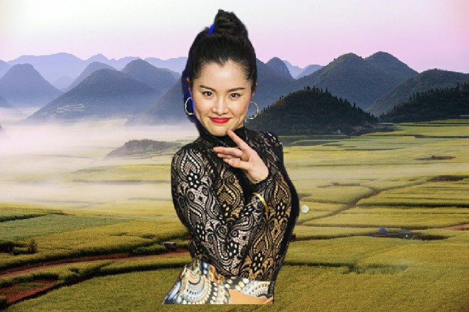 红色妖姬倒立在地上，伸出双手，撑着地面，不断做着起伏动作