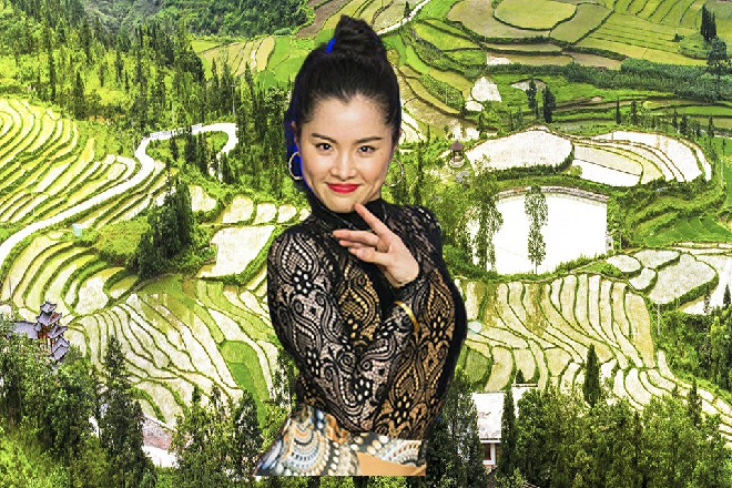 而他手伸到了一半，忽然眉头一皱，接着把手又收了回来