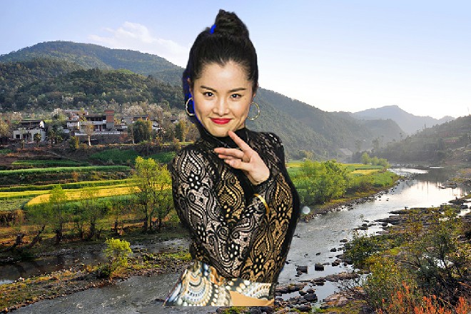 侍女立刻伸出双手，左右开弓，不断抽着自己的嘴巴