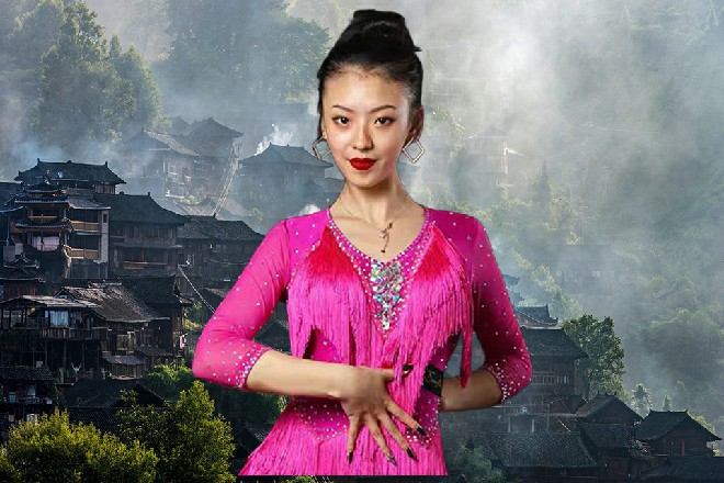 金龙的身体被压碎，同时龙智的身体也被压在了下面