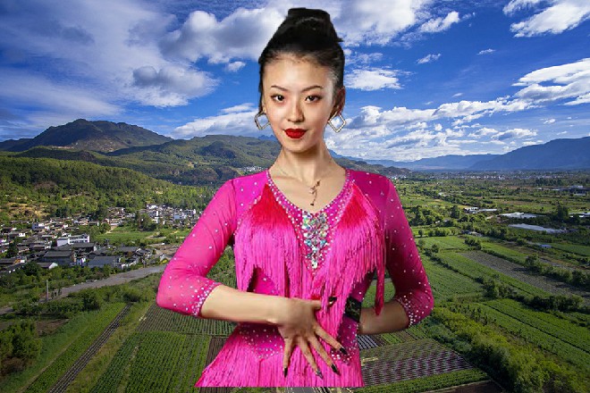 一株地狱蔷薇把巨口对准了伊轩，然后呼啸着冲了过来