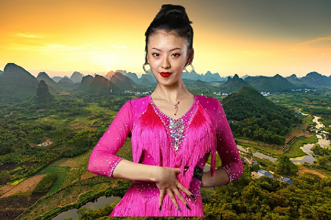 董晴一拳头打在树干上，这树干上面立刻出现了裂痕