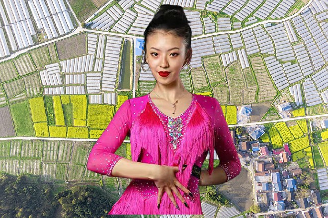 苏曼s无奈地看了王玥一眼，然后蹲下去，再次把她抱在了怀里