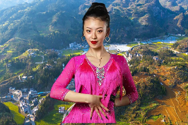 他双手握着两把手枪，手枪在手中围绕着手指转动了两圈
